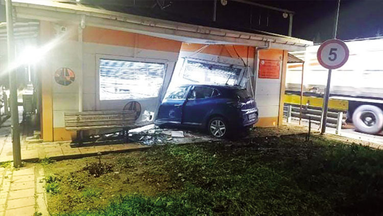 Saplanmış bir ok gibi yoldan çıktı.
