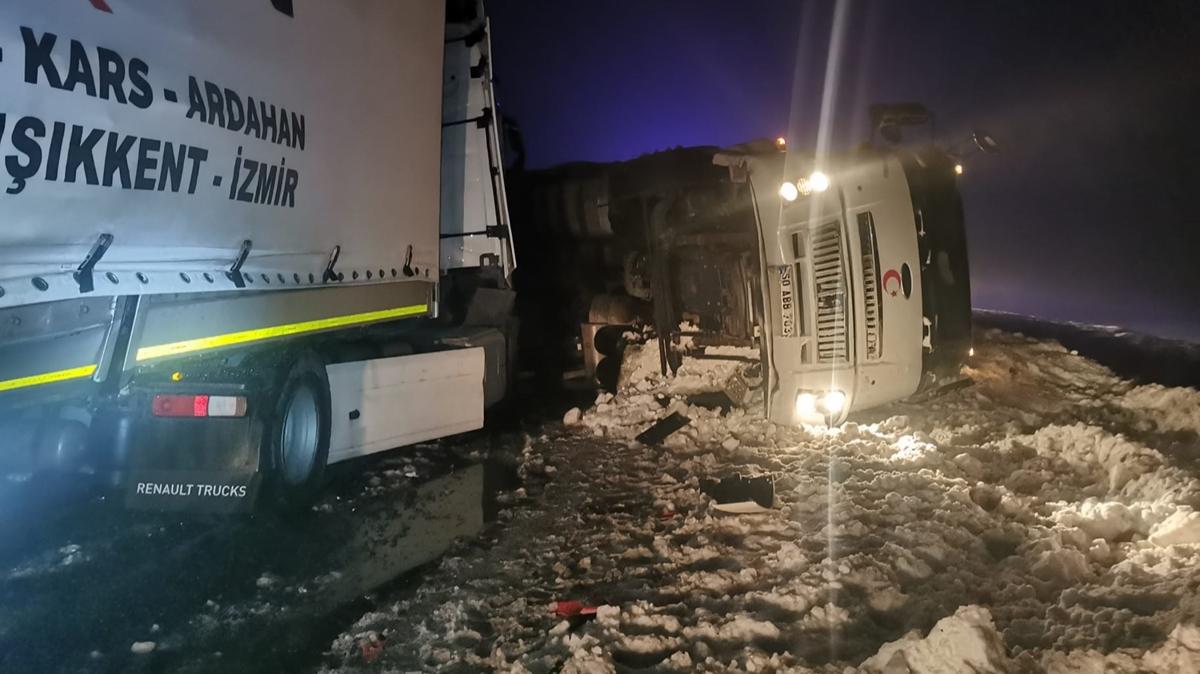 Sivas'ta ardışık kazada yaralılar bulunmakta