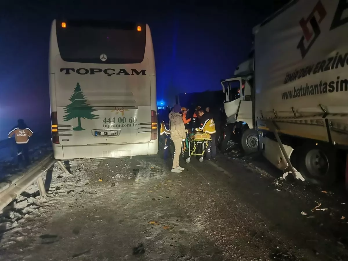 Sivas'ta peş peşe gelen bir trafik kazası: 8 kişi yaralandı.