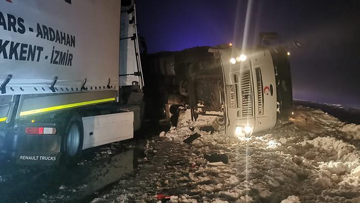 Sivas'ta zincirleme kaza: Otobüs, tır, kamyon ve araçlar çarpıştı.