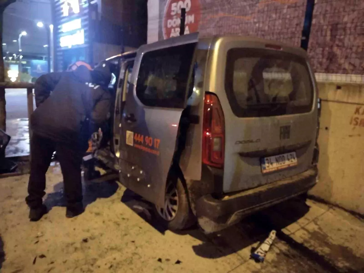 Ümraniye'de trafik kazası yaşandı: İki kişi ağır, üç kişi yaralı.