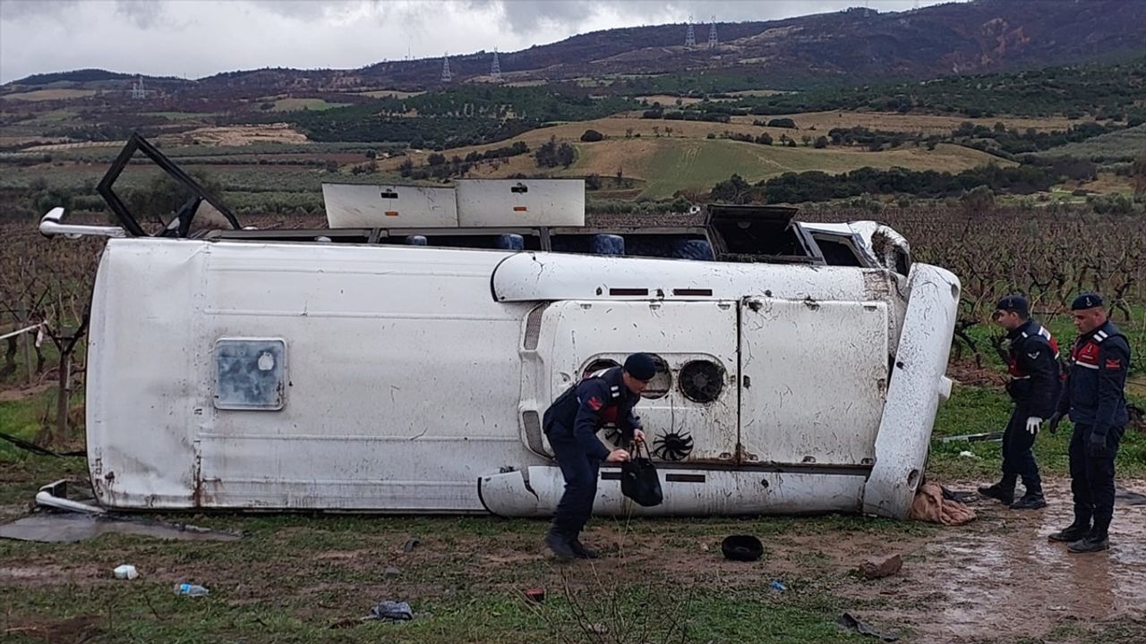 Denizli'de meydana gelen trafik kazasında minibüs devrildi, 1 kişi hayatını kaybetti ve 24 kişi yaralandı.