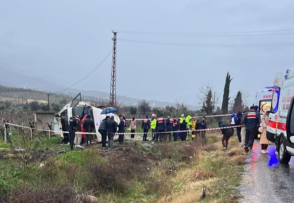 Denizli'de servis minübüsü kazasında 25 kişi yaralandı, biri durumu ağır.