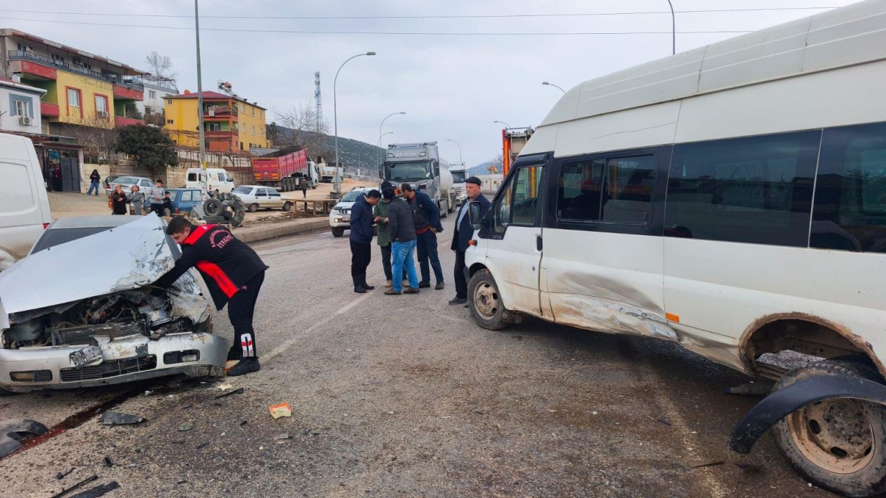 Kahramanmaraş'ta Servis Aracı ve Otomobil Çarpıştı: 2 kişi yaralandı.