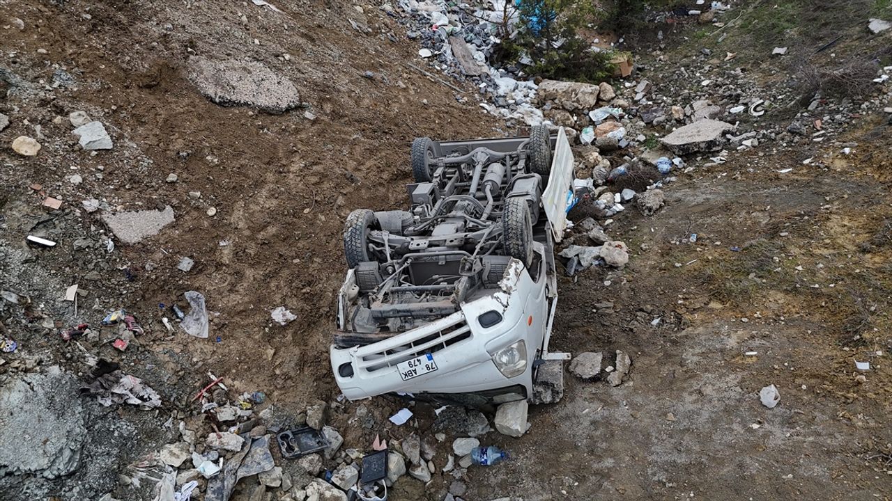 Karabük'te kamyonetin yoldan çıkarak şarampole devrildiği trafik kazasında 2 kişi yaralandı.