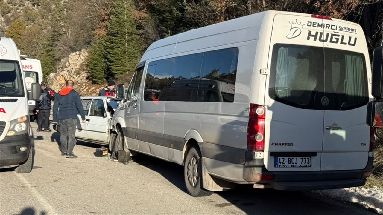 Konya'da korkunç trafik kazası: Minibüs ve otobüs çarpıştı, bir kişi hayatını kaybetti ve bir kişi yaralandı.