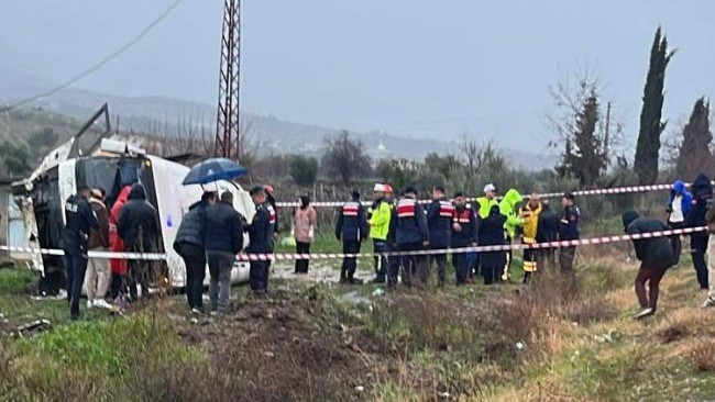Memur servis aracı, bir üzüm bağına çarptı: 25 kişi yaralandı.