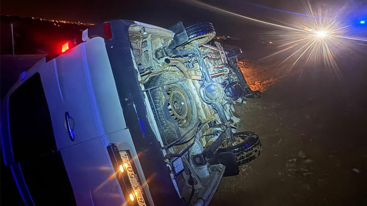 Mersin'de servis minibüsü kanyona devrildi; 1 ağır, 13 kişi yaralandı.