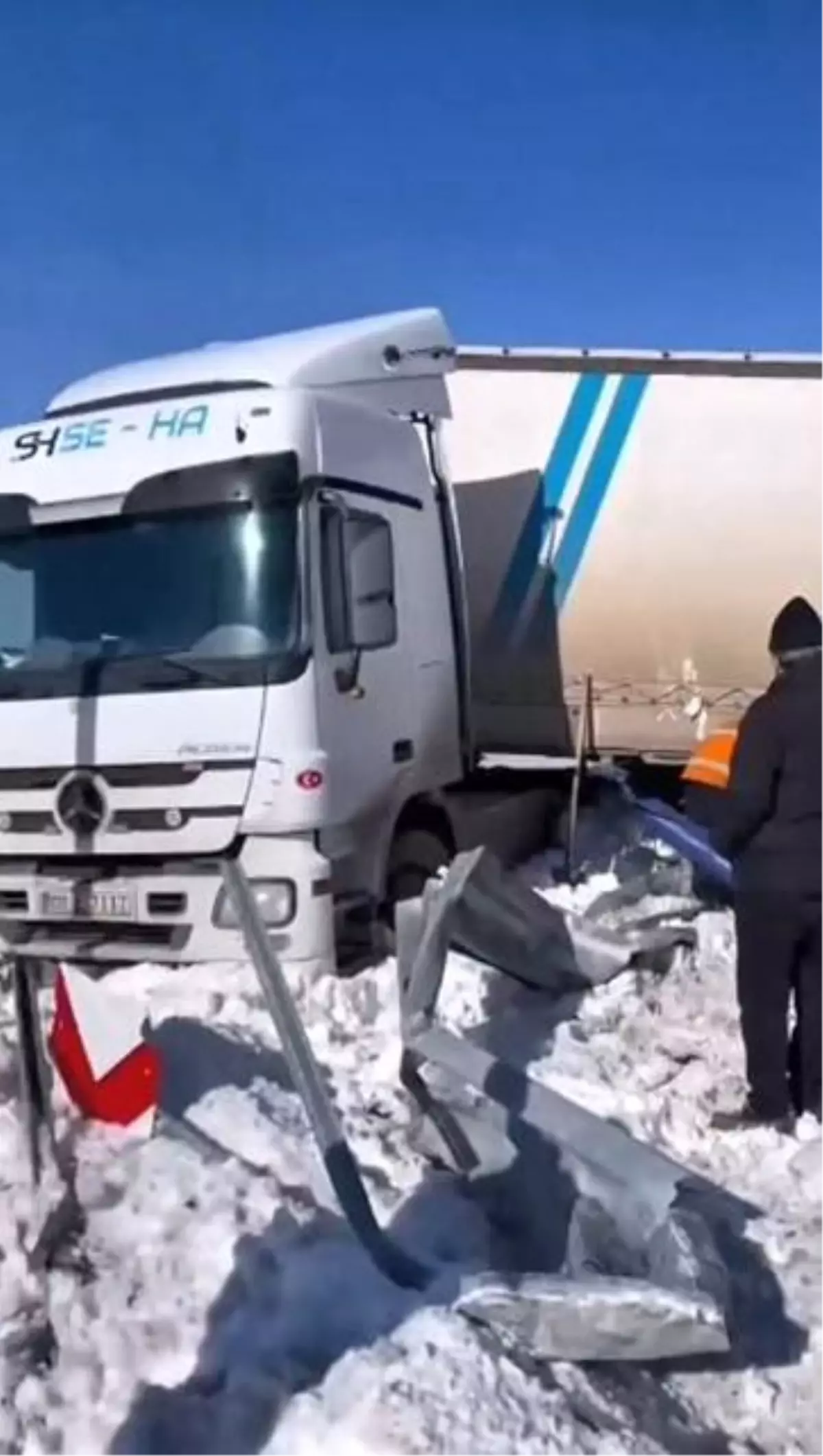 Sahara Geçidi'nde buzlanma sebebiyle kaza meydana geldi.