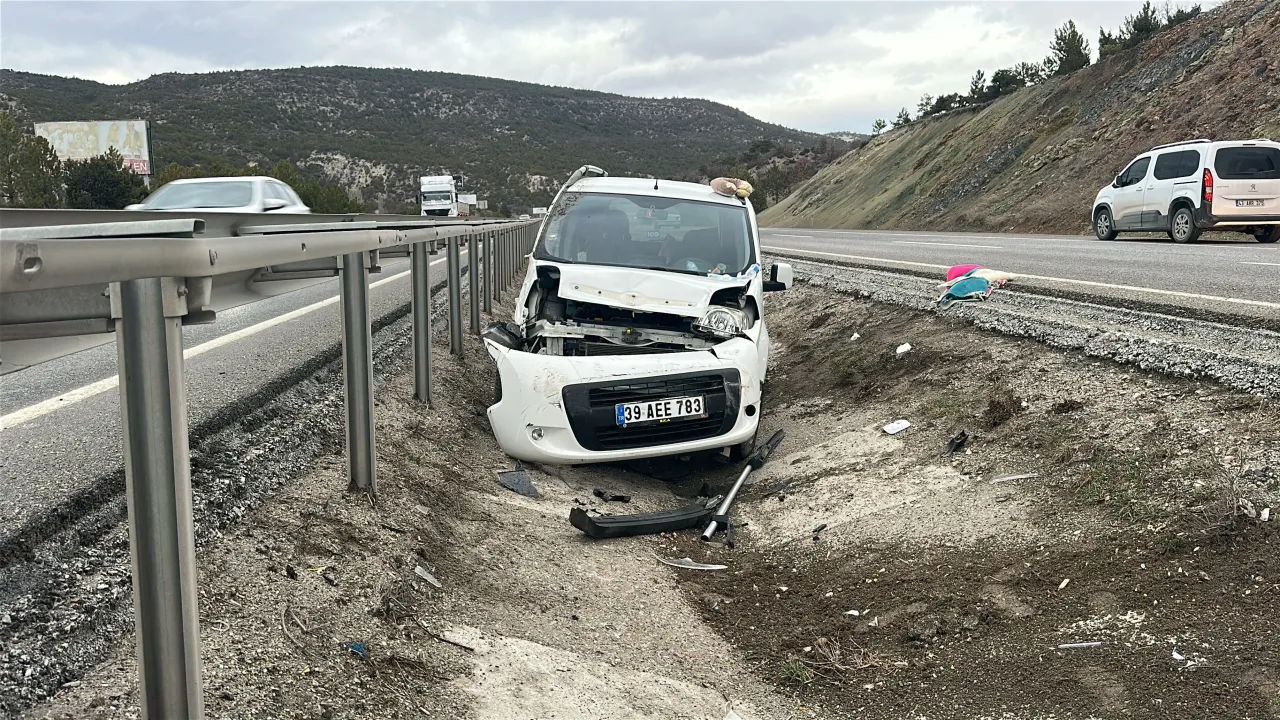 Ticari araç kanala düştü: 2'si çocuk 3 kişi yaralı