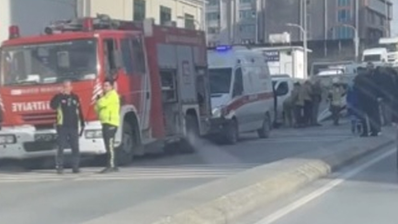 TIR'a çarpıp sıkışan araç içinde iki kişi mahsur kaldı. 