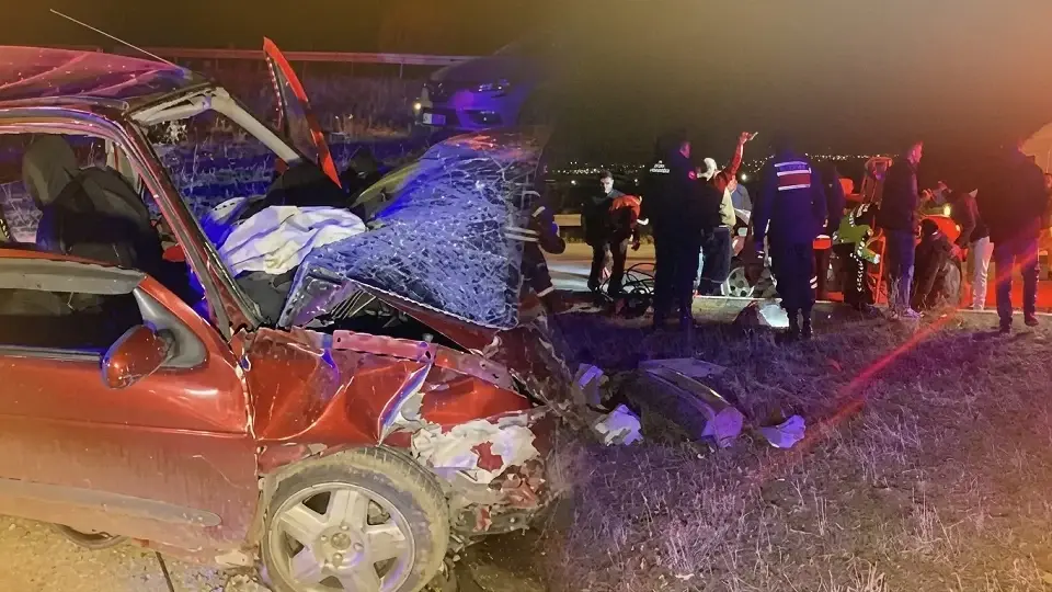 Çorum'da İskilip yolu üzerinde meydana gelen feci kaza: İki araç çarpıştı, 8 kişi yaralandı.
