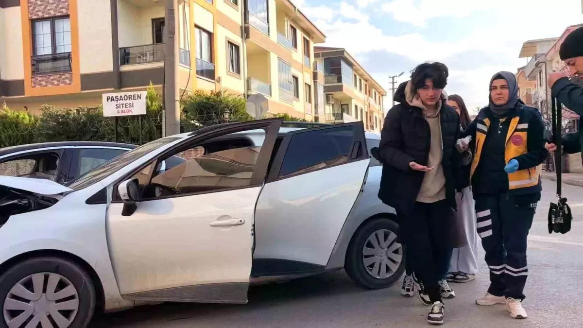 İnegöl'de Meydana Gelen Trafik Olayında 3 Kişi Yaralandı