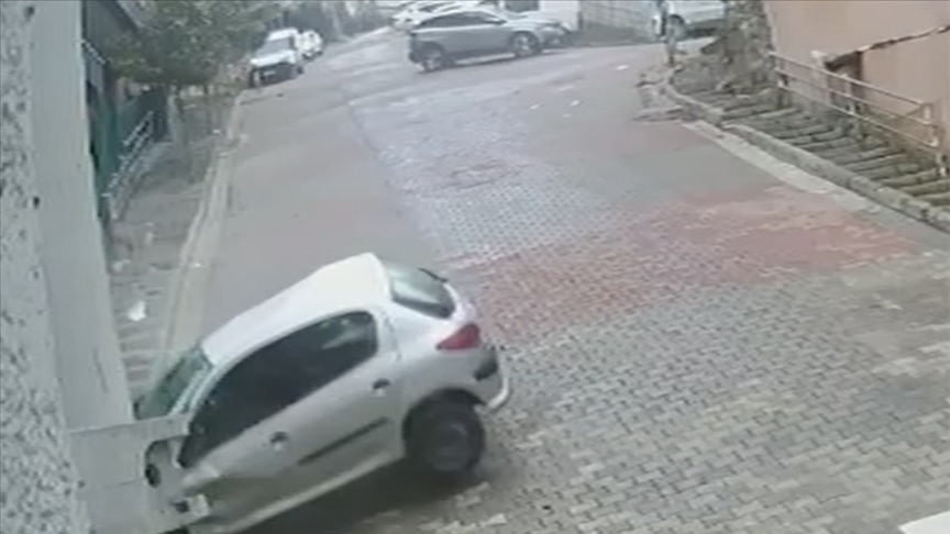 Kaza, Kağıthane'de bir kişinin yaralandığı anı gösteren güvenlik kamerasında görüntülendi.