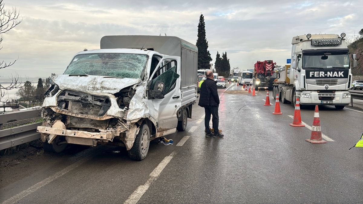 Kocaeli'de zincirleme kazada 7 kişi yaralandı.