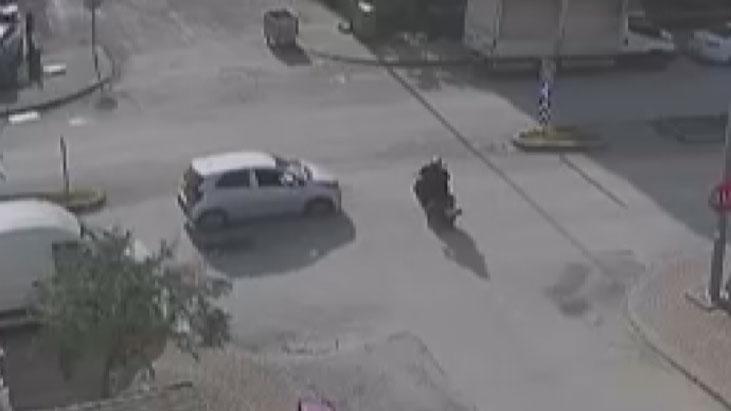 Sürücü ayrı düştü, motosiklet farklı bir yöne savruldu! Kaza oldu...