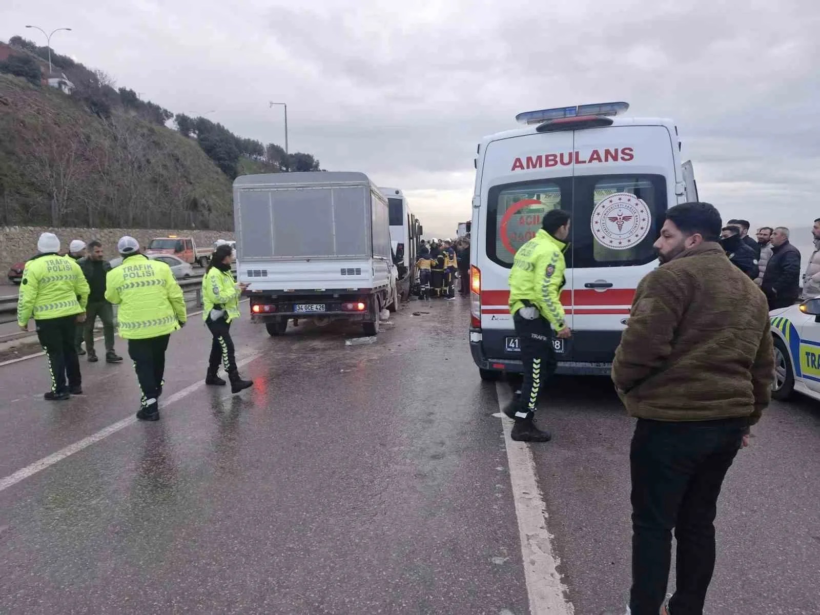 Zincirleme kaza sonucunda Kocaeli'de yaralanan 7 kişi var.