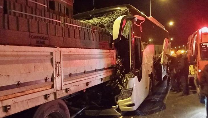 Anadolu Otoyolu'nda trajik bir kaza: Yolcu otobüsü şoförü hayatını kaybetti.
