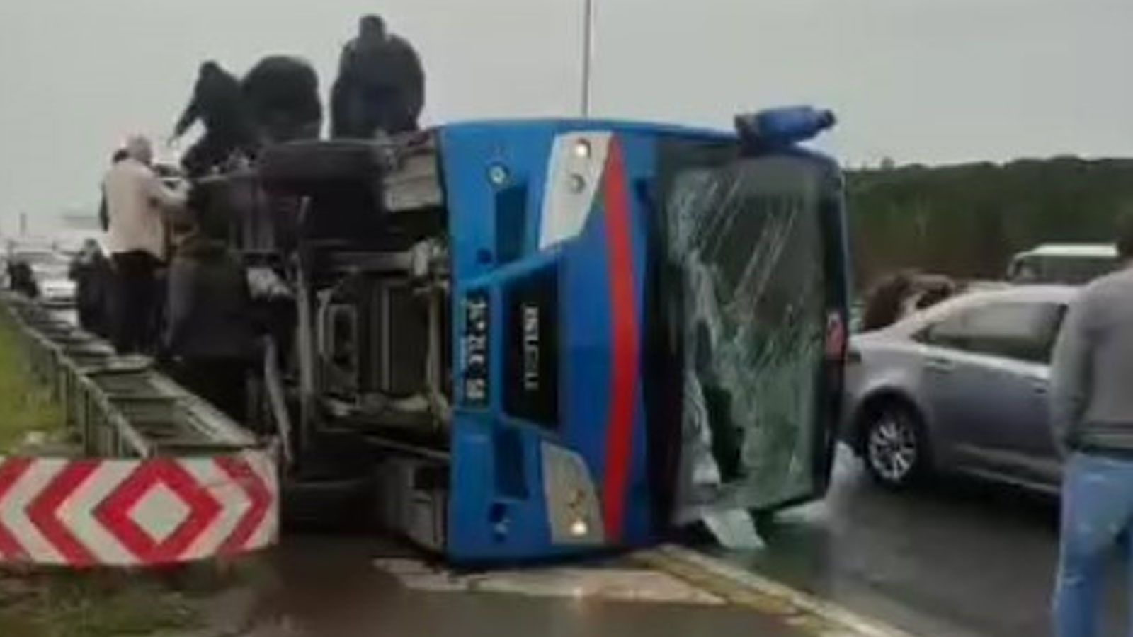 Cezaevi ulaşım aracı devrildi: Çok sayıda yaralı mevcut.