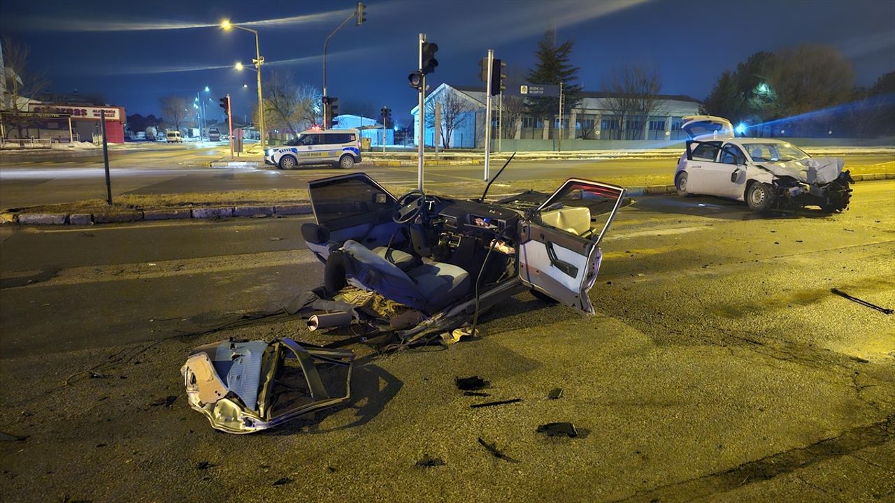 Erzincan'da şiddetli trafik kazası: Bir otomobil ikiye bölündü, 1'i ağır 4 kişi yaralandı.