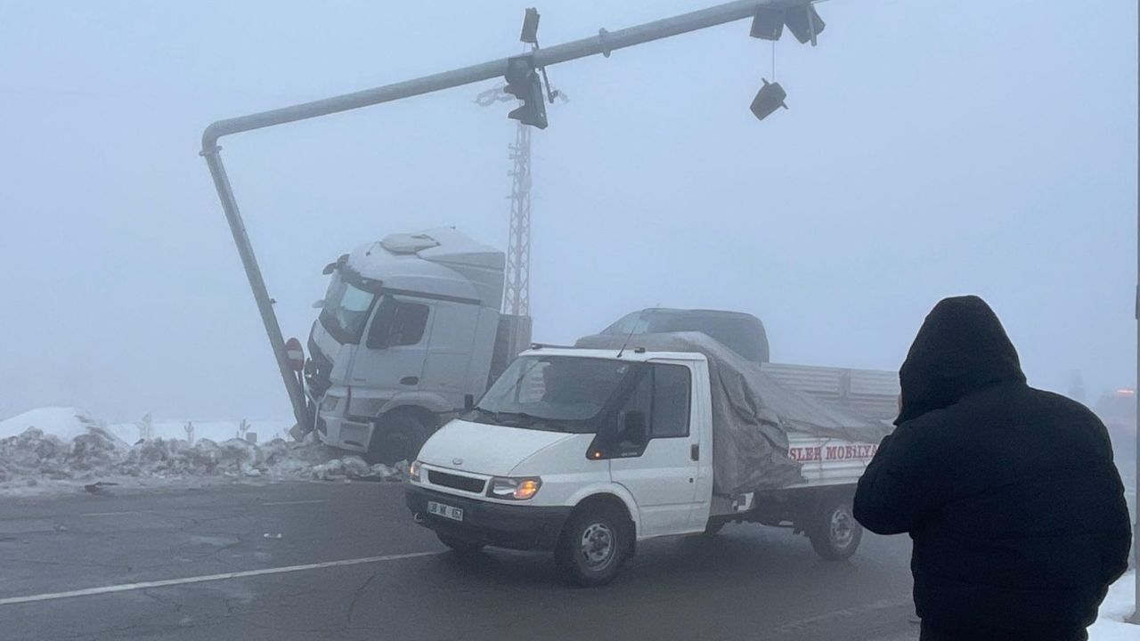 Gemerek, Sivas'ta zincirleme kaza sonucu 7 kişi yaralandı.