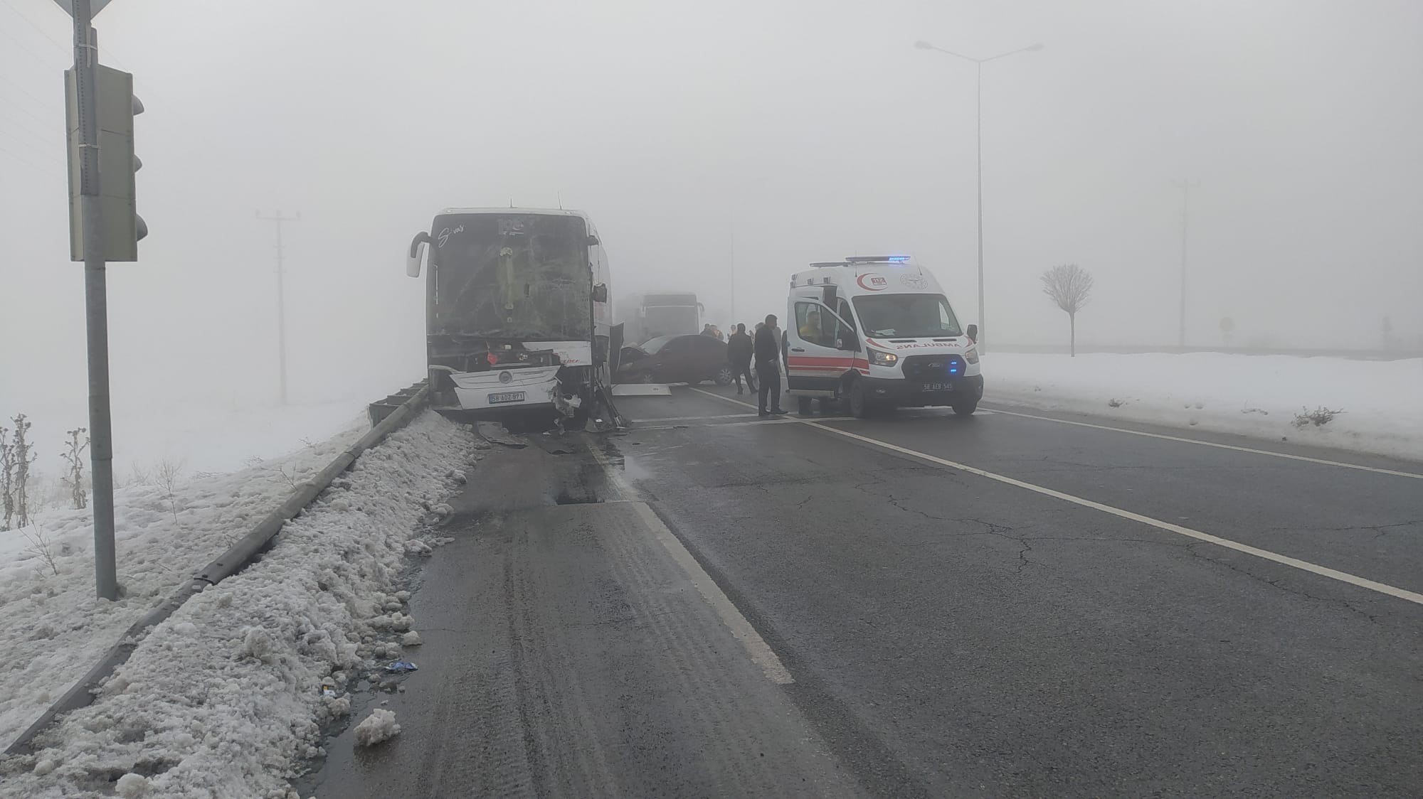 Gemerek’te Yolcu Otobüsü Zincirleme Kaza Yaptı, Yaralılar Var, Kurtarma Ekibi Olaya Müdahale Ediyor.