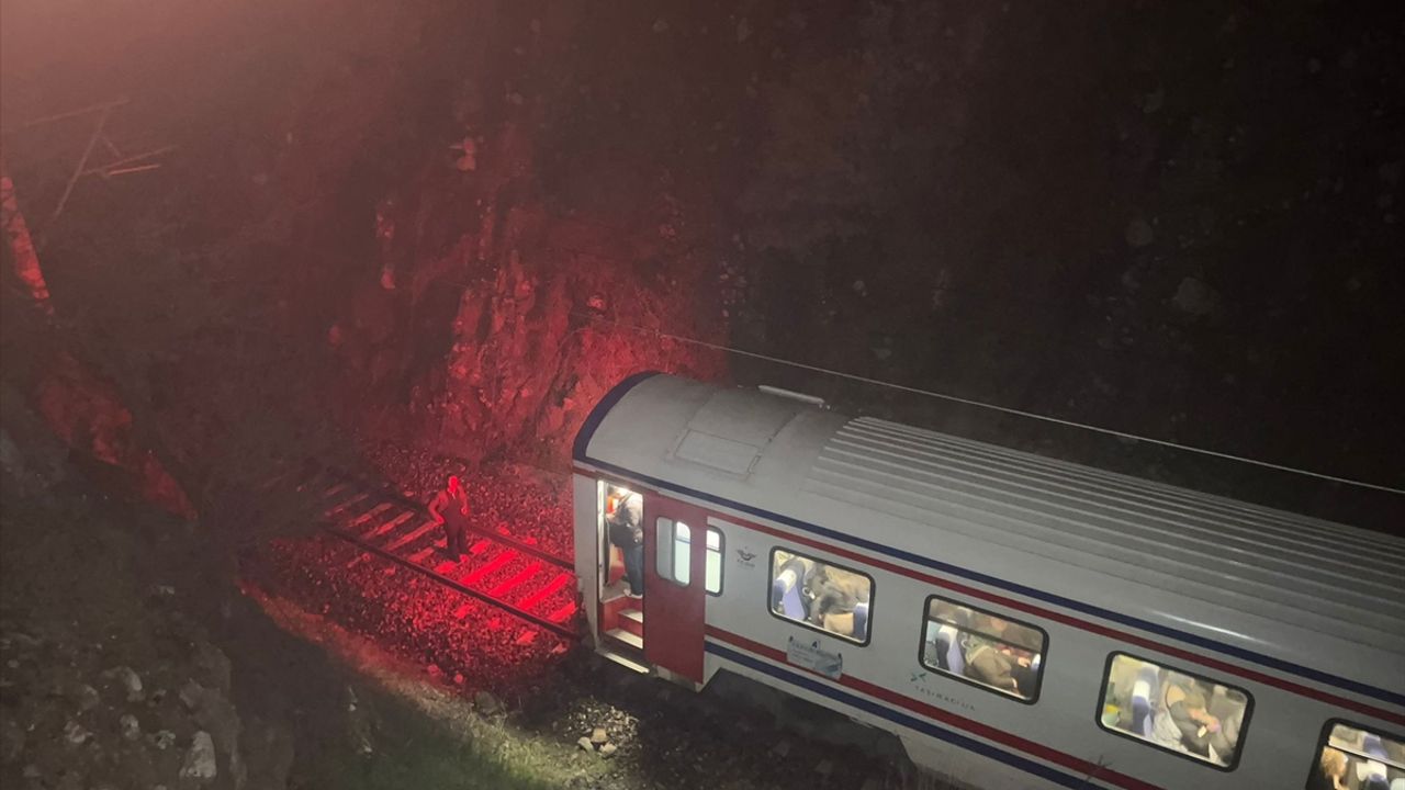 Heyelan nedeniyle Balıkesir Savaştepe'de tren faciası yaşandı.