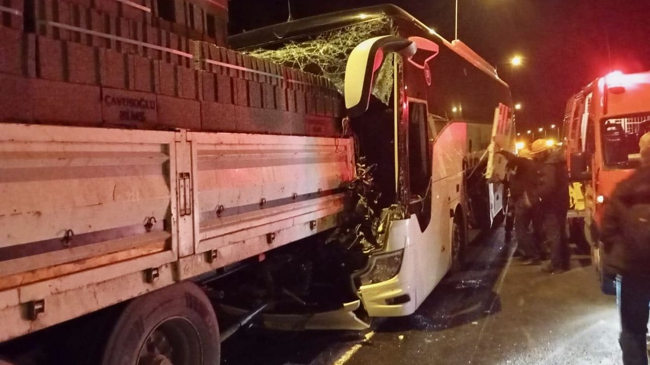 Kaynaşlı'da yaşanan kaza sonucu bir kişi hayatını kaybetti, üç kişi yaralandı.