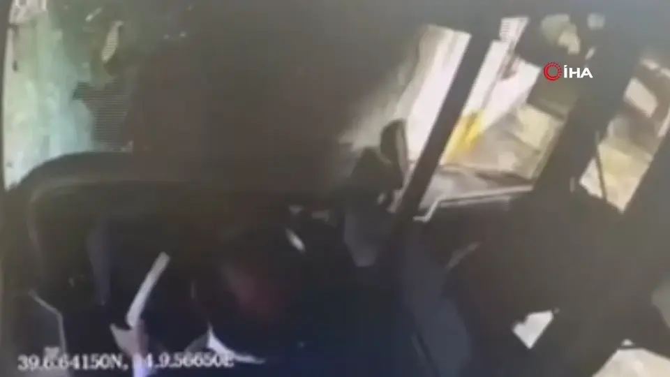 Kırşehir’de kargo aracıyla belediye otobüsü çarpıştı, kaza görüntülendi.
