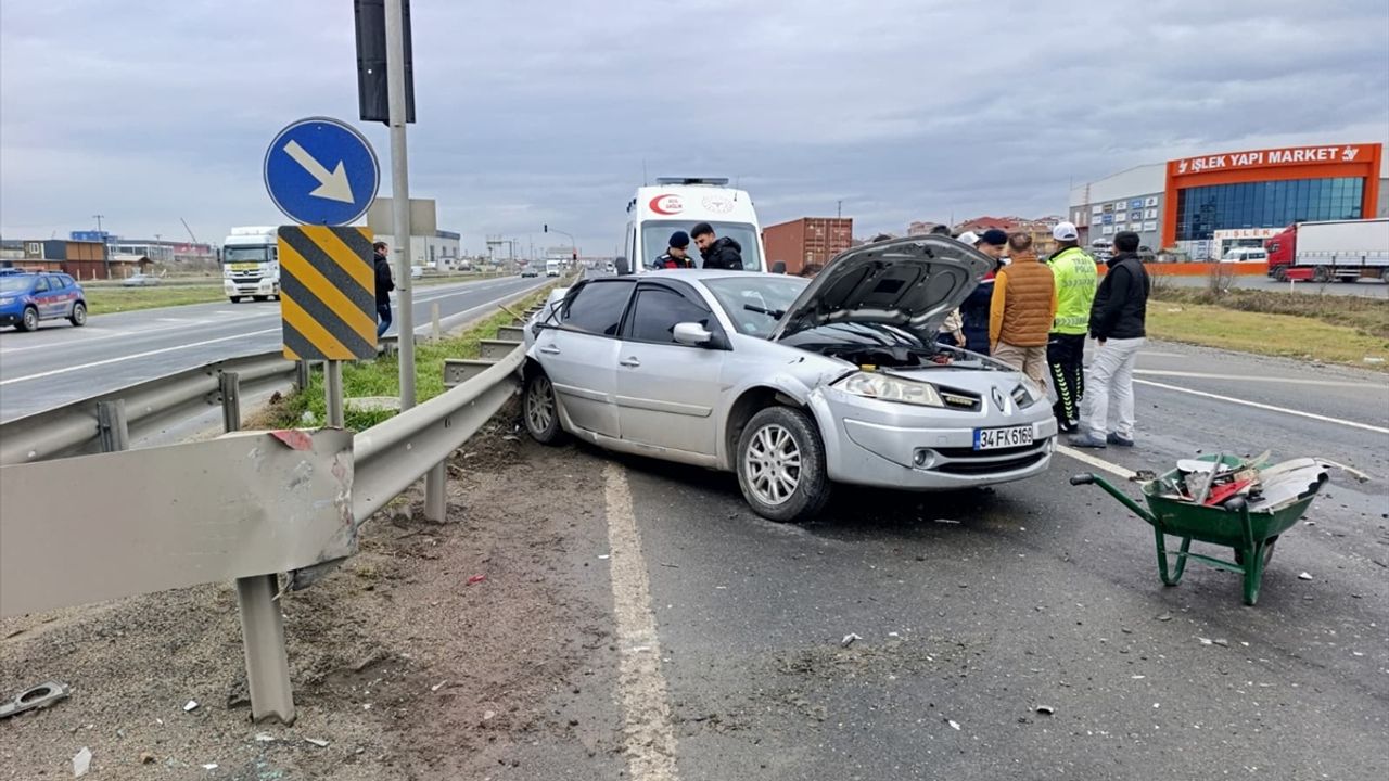 Tekirdağ'da tırla otomobilin kaza yapması sonucu 3 kişi yaralandı.