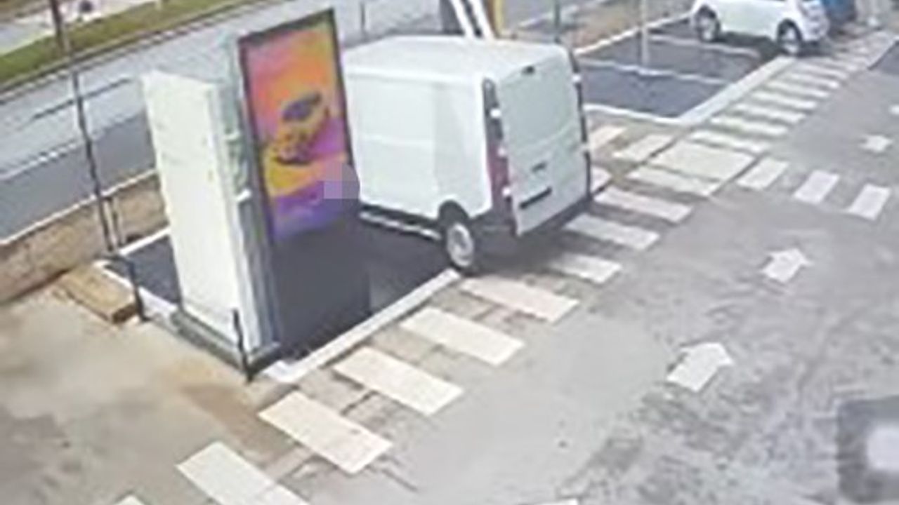 Alanya'da gerçekleşen ölümcül trafik kazası güvenlik kamerasına kaydedildi.