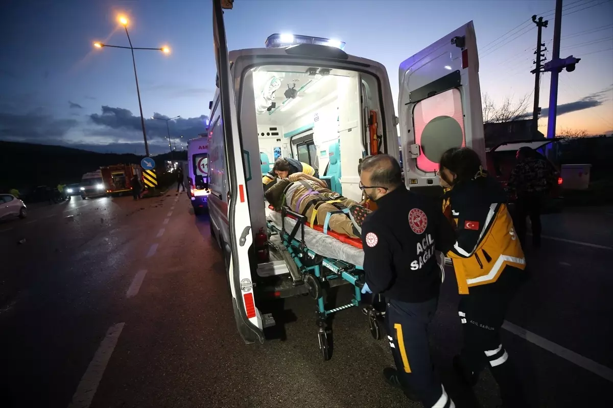 Çanakkale'de Trafik Kazasında 5 Kişi Yaralandı.