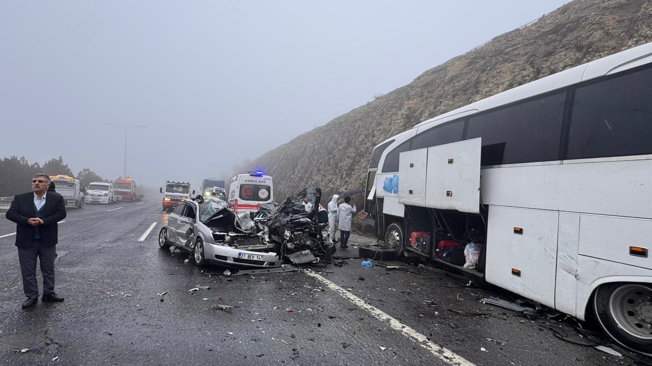 Gaziantep ile Şanlıurfa arasında zincirleme kaza: 2 ölü, çok yaralı var.