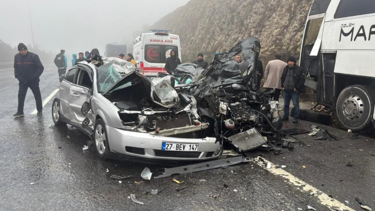 Gaziantep'te büyük kaza: 8 araç çarpıştı, ölü ve yaralılar var.