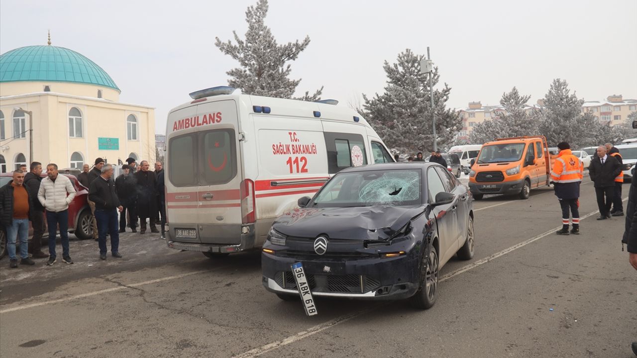 Kars'ta araç yayayı ezdi, bir kişi ağır şekilde yaralandı.
