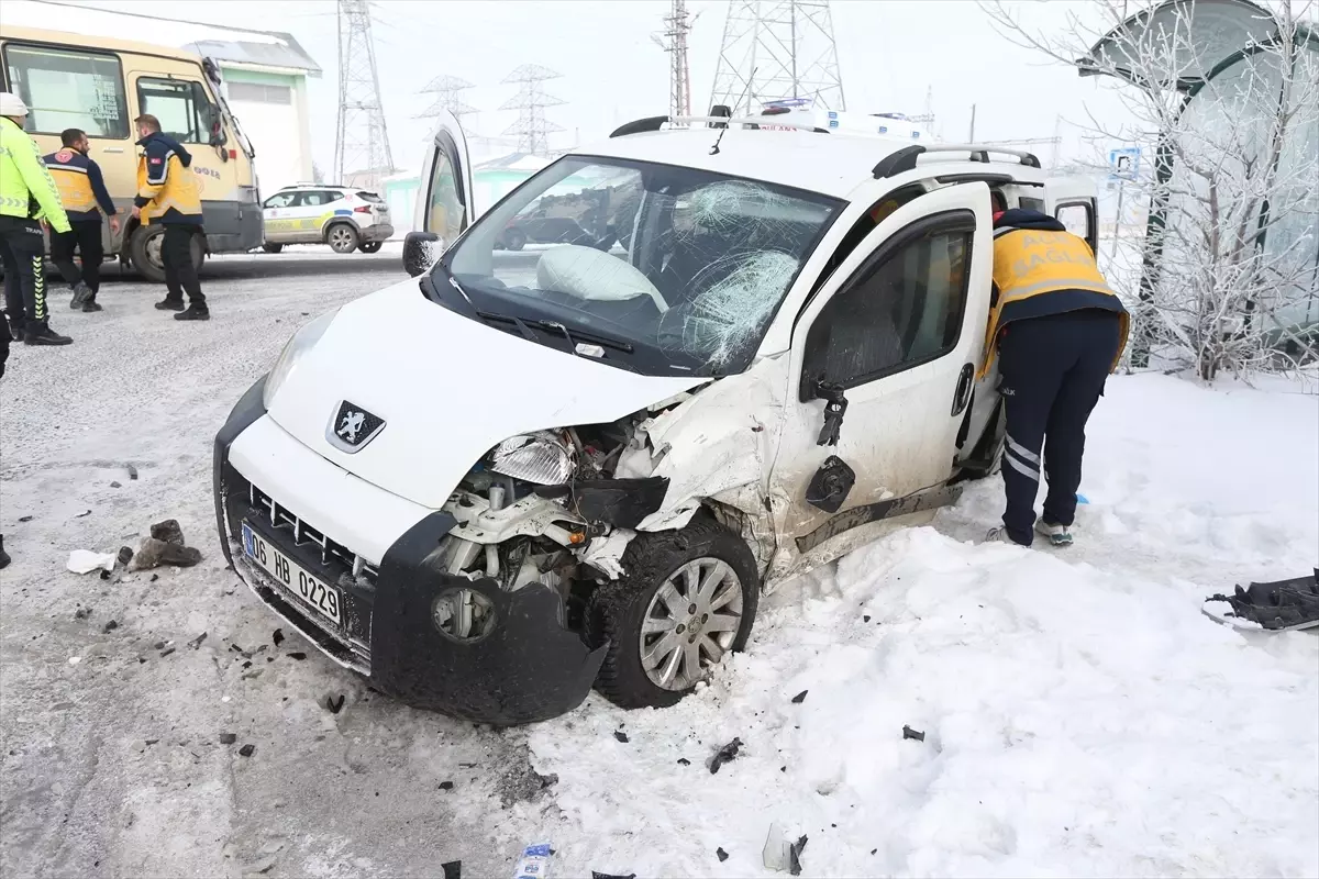 Kars'ta Trafik Kazasında 6 Kişi Yaralandı