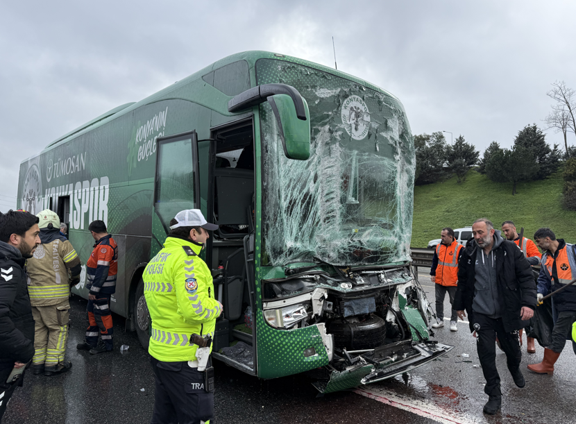 Konyaspor otobüsü İstanbul'da kaza yaptı, 5 futbolcu ve 7 kişi yaralandı.