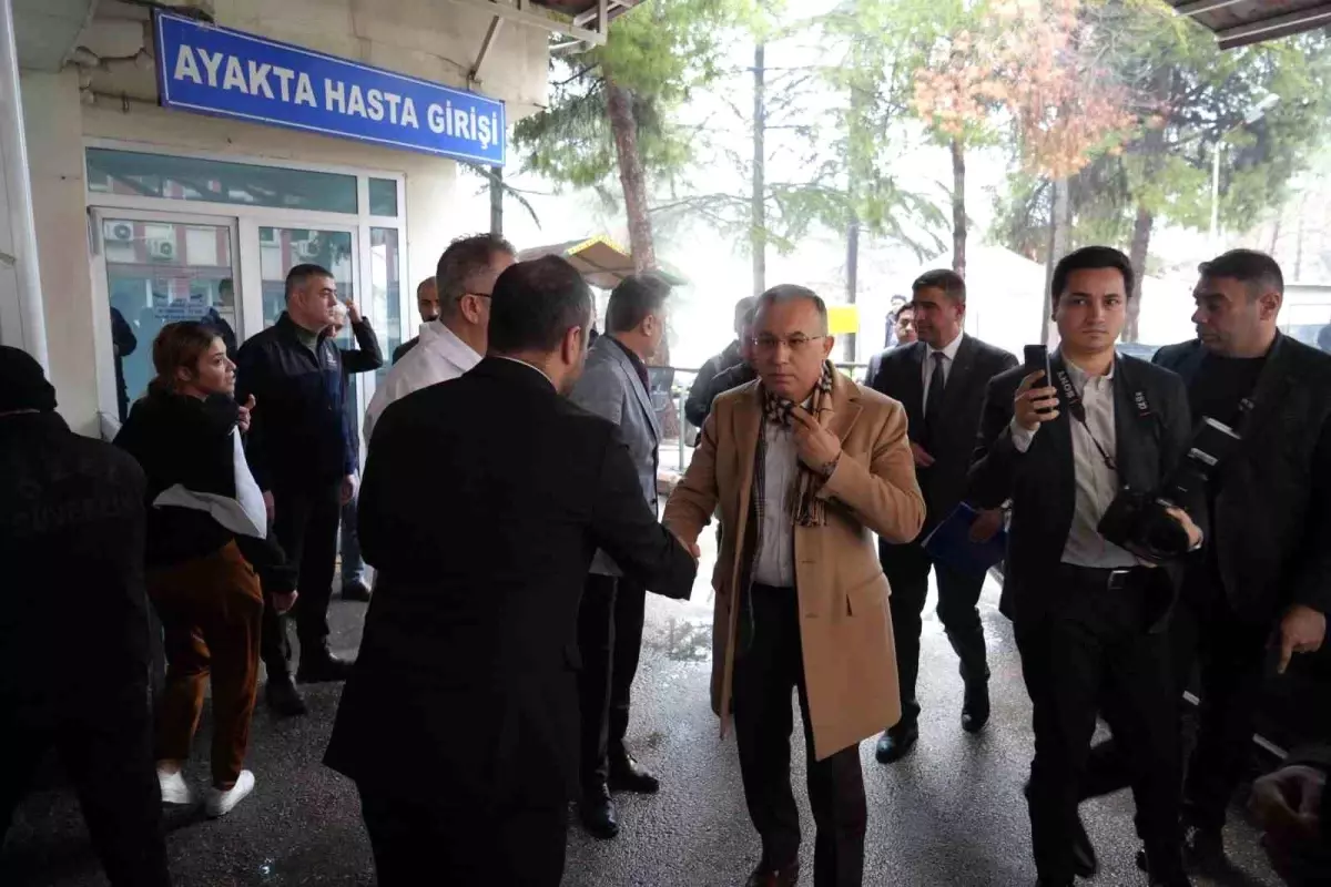 Vali Kemal Çeber, kaza geçiren vatandaşları hastanede ziyaret etti.