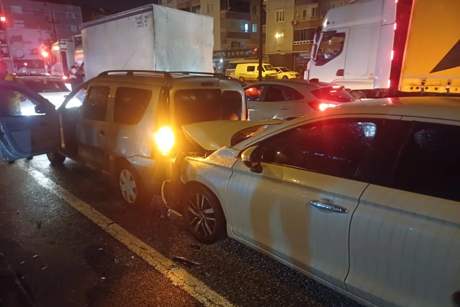 Bursa'da ardışık trafik kazası! İlk anlık görüntüler...