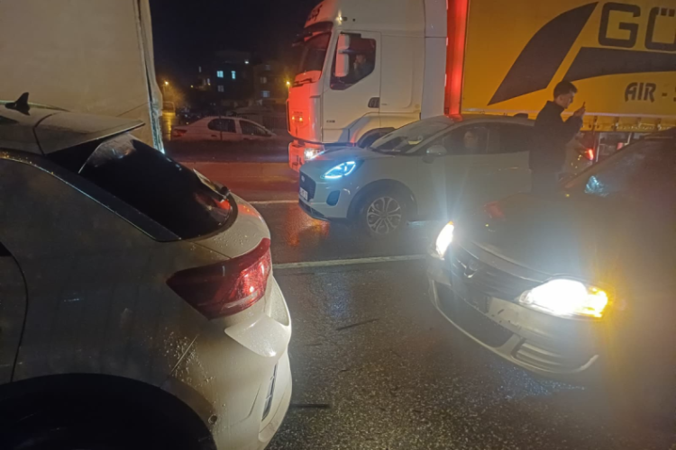 Bursa'da sıralı araç kazası! İlk anlardan manzaralar...