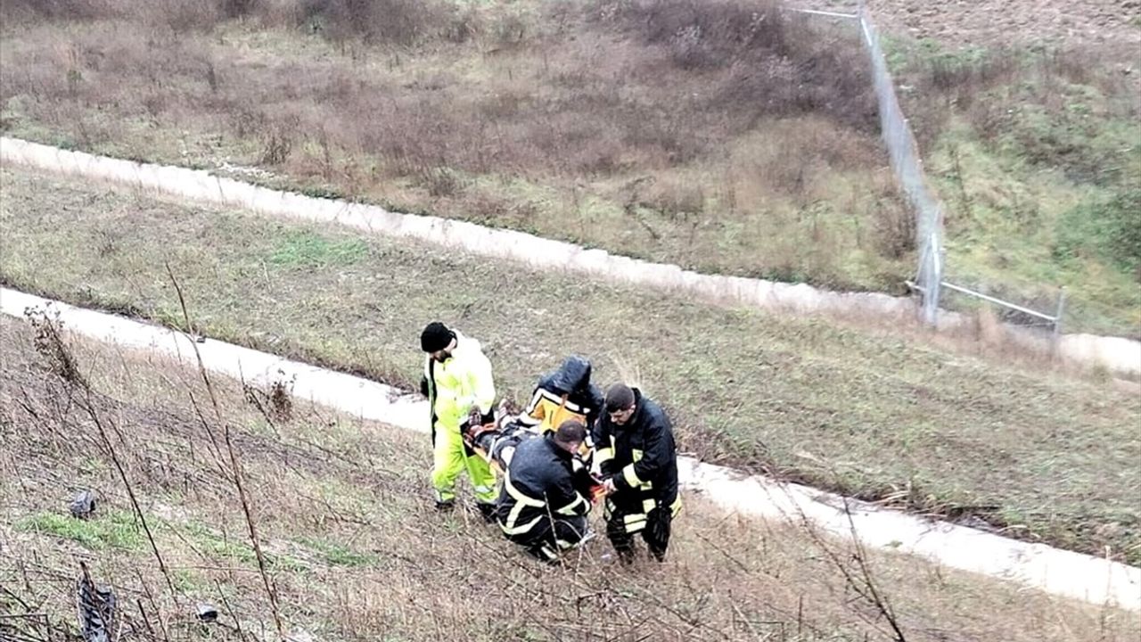 Çanakkale'de cenaze töreni için giden araç devrildi, olayda 5 kişi yaralandı.