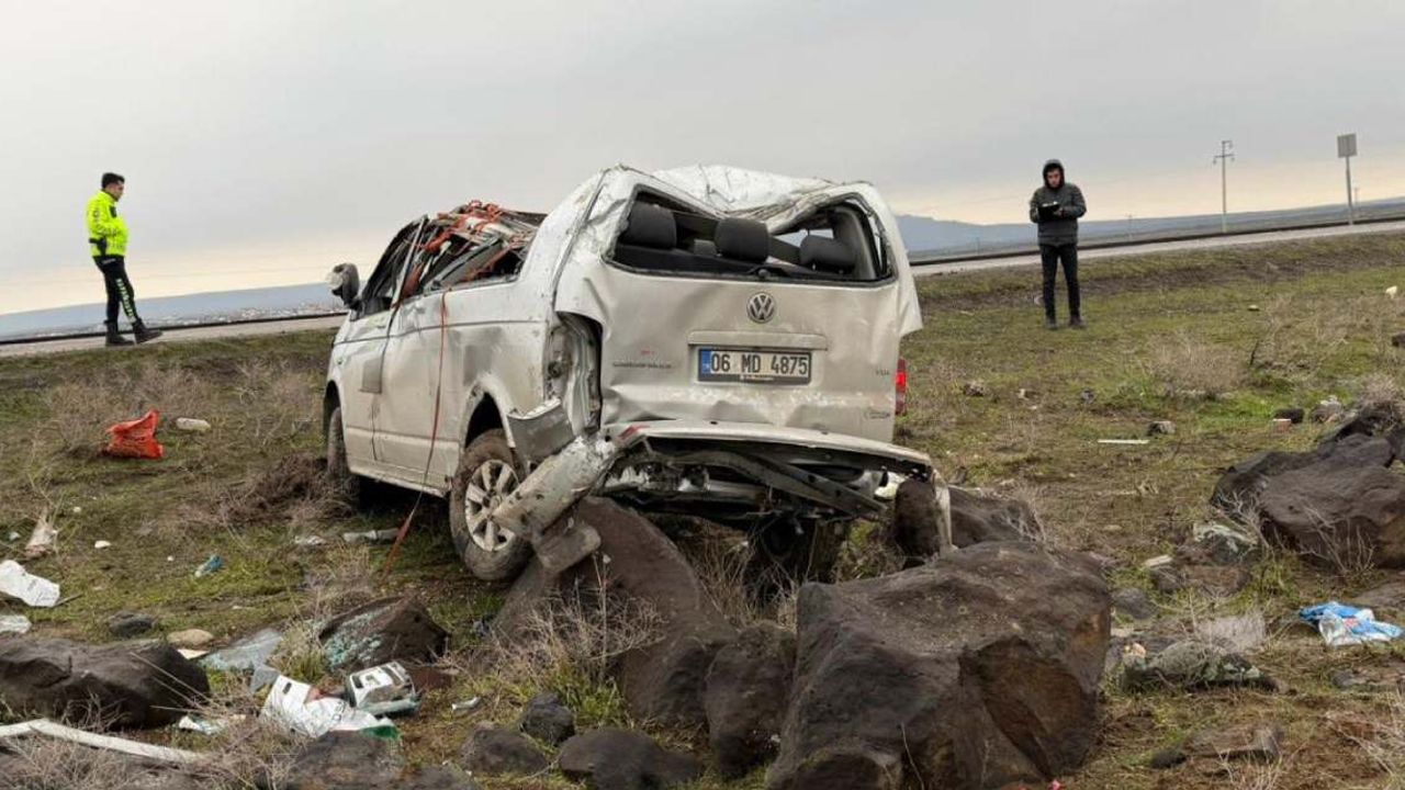 Cizre'de minibüs kazaunda 2 kişi yaşamını yitirdi.