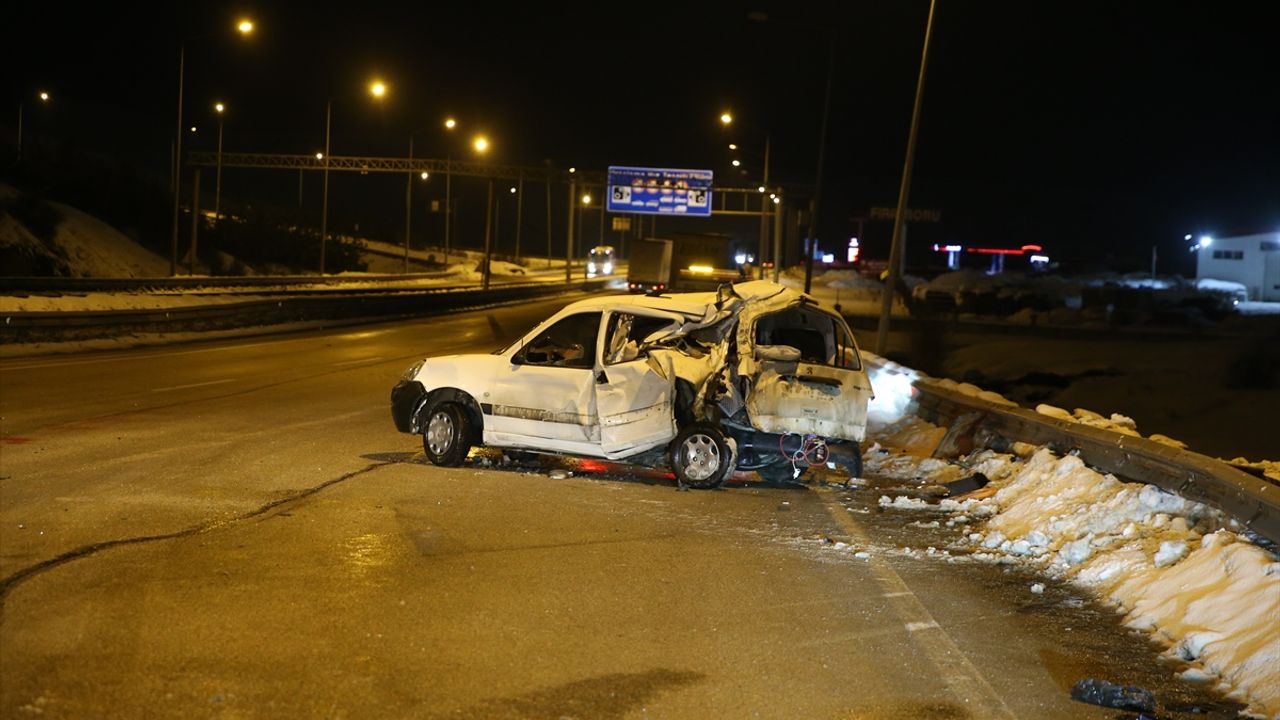 Erzurum'da tır ile hafif ticari aracın çarpıştığı trafik kazasında 2 kişi yaralandı.