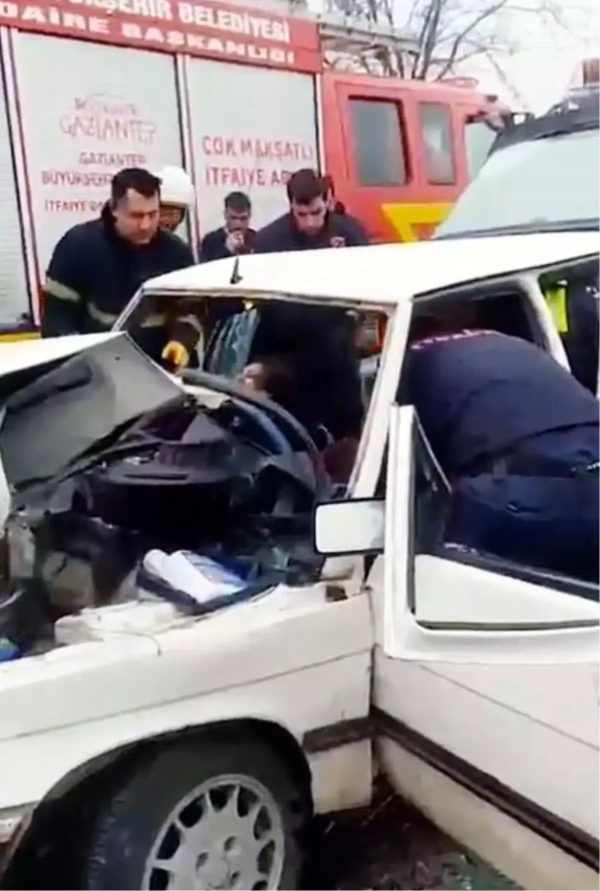 Gaziantep'te Ardışık Trafik Kazası: 1 Kişi Hayatını Kaybetti, 6 Kişi Yaralandı.