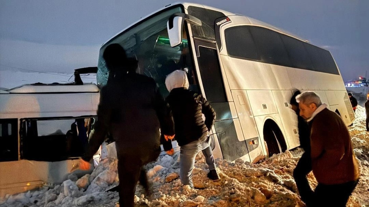 İşçi servisi karlı yolda kaza yaptı: Yaralılar mevcut