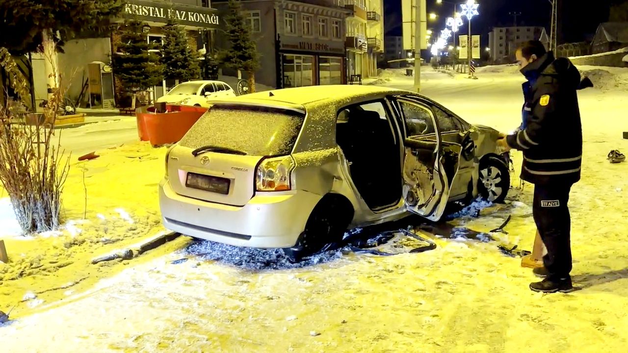 Kars Sarıkamış'ta trafik kazası meydana geldi: Araç refüje çarptı, 4 kişi yaralandı.