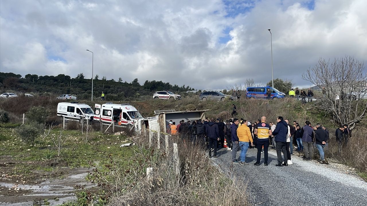 Kuşadası'nda sürücüsü olan kamyon şarampole devrildi: 1 kişi hayatını kaybetti, 2 kişi yaralandı