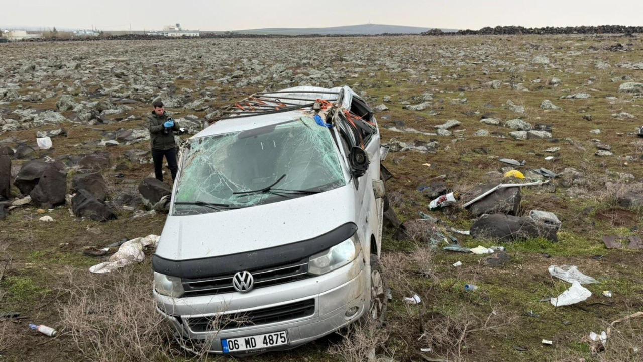 Minibüs kazasında ölü ve yaralılar var: Takla attı