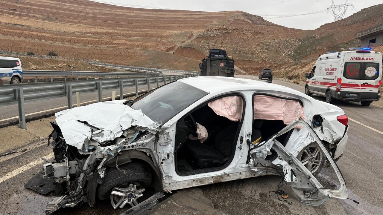 Şırnak Cizre'de kaza: Bariyeri vuran araçta 5 kişi yaralandı.