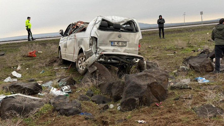 Şırnak'ta minibüs kaza yaptı: 2 ölü, 6 yaralı.